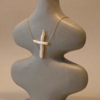 Venta al por mayor de joyería religiosa, regalos católicos hechos a mano sin deslustre, collar de Cruz de perlas de agua dulce barrocas opalescentes de oro PVD de 18K
