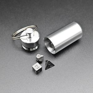 <span class=keywords><strong>Jeu</strong></span> de <span class=keywords><strong>jeu</strong></span> polyédrique de bonne qualité en laiton nouveau style conception dés en métal avec petit tube - Product Image 3