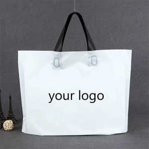 Sac fourre-tout réutilisable en plastique PE rose avec logo personnalisé imprimé, fonction barrière pour supermarché, emballage de vêtements et cadeaux - Product Image 3