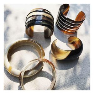Conjunto de Brazaletes de Cuerno de Búfalo Hechos a Mano con Ágata, Acabado Pulido, Color Natural, Brazalete Abierto, Tamaños Variados, Tema Animal - Product Image 1