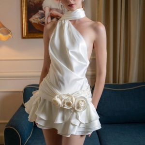 Vestido Mini de Satén con Cuello Halter, Espalda Descubierta, Apliques Florales 3D y Volantes en el Bajo, para Fiestas y Cócteles - Product Image 1