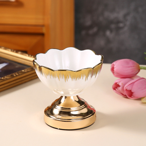 Vente de gros Chandelier en céramique personnalisé en forme de fleur pour la décoration intérieure et les mariages Pots à bougie en porcelaine pour la Saint-Valentin - Product Image 1