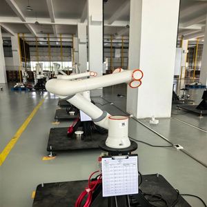 Cobot de Soldadura de 6 Ejes con Soldador MIG Integrado y Seguimiento de Costuras para Fabricación de Recipientes a Presión y Piezas Metálicas en la Industria Automotriz - Product Image 1
