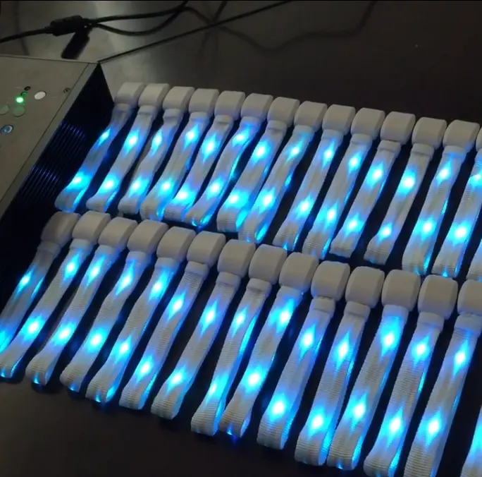 Parti kaynağı ses konser aktif LED bilek bandı yanıp sönen bilezik ayarlanabilir LED bileklik