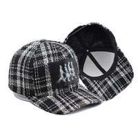 Casquette Trucker en Tweed Noir et Maille Bicolore Blanche avec Patch Artistique pour Festival de Musique et Streetwear – Vente en Gros