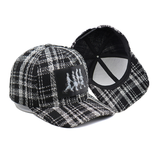 Gorra Trucker con Parche Artístico al por Mayor, Gorra de Béisbol de Malla Bicolor Negra y Blanca de Tweed para Festival de Música y Streetwear - Product Image 2