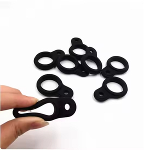 Porte-clés en silicone noir avec mousqueton en métal à anneau en D, utilisation universelle - Product Image 3