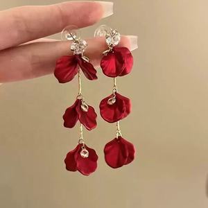 ต่างหูระย้าทรงกลีบดอกไม้สีแดงสไตล์เรโทรคลาสสิก ประดับเพชรซิร์คอน ดีไซน์หรูหราเบาๆ ขายดีช่วงซัมเมอร์ - Product Image 5