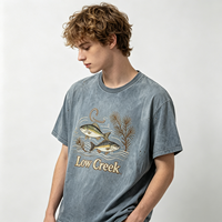 T-shirt épais délavé style vintage avec broderie de poisson Low Creek et détails usés pour les acheteurs de vêtements de style camping en plein air