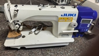 Machine à Coudre Industrielle Juki d'Occasion à Grande Vitesse, Fabriquée au Japon, avec Table, de Haute Qualité pour Grossiste