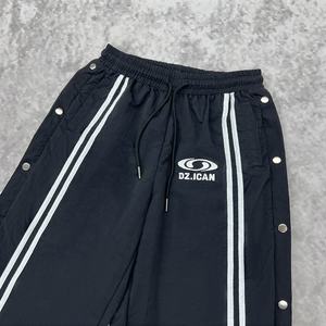 Pantalones Deportivos Personalizados con Botones Laterales, Pantalones Deportivos Holgados de Pierna Recta, Fabricante de Pantalones Deportivos Holgados a Rayas de Nailon para Hombre - Product Image 3