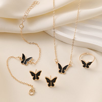Juego de Joyería de 4 Piezas con Mariposa de la Suerte para Mujer, Dije Esmaltado en Blanco y Rosa, Pulsera, Gargantilla, Collar, Anillo y Aretes Bañados en Oro