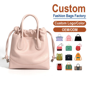 Bolso Bandolera Personalizado de Cuero Auténtico de Grano Completo con Cordón Ajustable, Acabado Mate Ligeramente Recubierto, Textura Sedosa y Refinada - Product Image 1