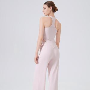 Top corto deportivo transpirable para mujer con doble tirante fino, espalda cruzada, ajuste ceñido, ideal para yoga, pilates y gimnasio. - Product Image 5