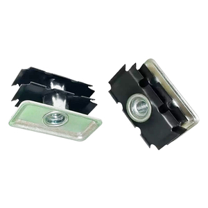 Écrou d'insertion rectangulaire à sertir en acier à ressort denté pour montage de roulettes sur tuyaux rectangulaires de meubles - Product Image 2