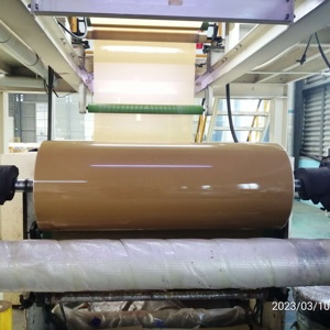 Nhà máy nóng bán màu nâu tự dính <span class=keywords><strong>Bopp</strong></span> <span class=keywords><strong>Jumbo</strong></span> cuộn băng 45 mic 1280 mét 4000M - Product Image 1