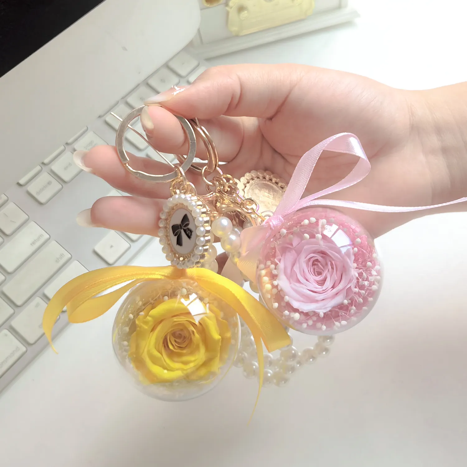 New arrivals tùy chỉnh dễ thương bảo quản Rose Flower Pearl Acrylic Keychain quà tặng cho phụ nữ cô gái