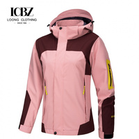 Veste à capuche pour sports de plein air pour hommes, couleur bleue, blocs de couleurs, coque imperméable, rabat anti-vent, poignets à velcro, coupe-vent technique, ODM personnalisé