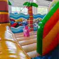 Toboggan de videur de plage gonflable style île pour enfants amusant durable PVC personnalisé terrain de jeu gonflable commercial extérieur amusement aquatique