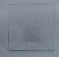 Panneau de verre décoratif gaufré à motif de grain de bois vertical hautement transparent pour cloison de hall d'hôtel et revêtement mural