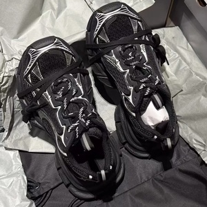 Zapatos de Caminar de Diseño de Lujo MQqueen 2025, Originales de Fábrica, con Suela Gruesa, Cierre de Cordones, Punta Cerrada, Entresuela de Malla y Antiolor - Product Image 3