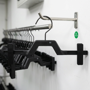 Gancio appendiabiti in plastica resistente e regolabile con bracci scorrevoli, clip di fissaggio e ponte angolato per gonne, pantaloni, jeans e abiti - Product Image 4