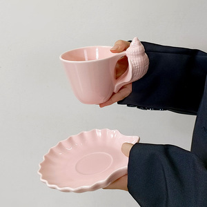 Tasse à café en céramique avec soucoupe, style populaire, style vintage, pour le bureau, la maison, le thé de l'après-midi, avec poignée en forme de coquille en relief - Product Image 4
