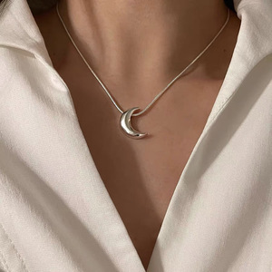 Collar de plata de ley S925 con forma de luna para mujer, colgante minimalista de moda, joyería elegante para uso diario - Product Image 1
