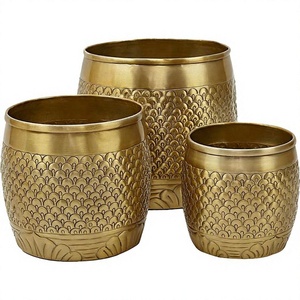 Jardinière en fer de luxe avec finition dorée, motif vintage embossé, pour décoration intérieure et extérieure, hôtel, maison. - Product Image 1