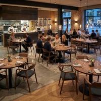 Ensemble de mobilier de restaurant commercial de luxe sur mesure en bois massif et chaises en cuir pour projet hôtelier J2S Factory Design Intérieur