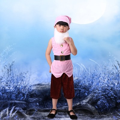 Camiseta de manga corta con diseño de duende rosa.