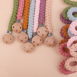 Mordedor de madera de haya trenzado a mano para bebé, cadena para chupete, 0-12 meses, sin BPA, mango de madera de color sólido - Product Image 2