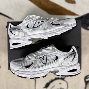 Factory Direct Sale of New Breathable and Lightweight Sports Shoes. White Simple Running Shoes <b>for</b> Both Men and Women. - Product Image 4