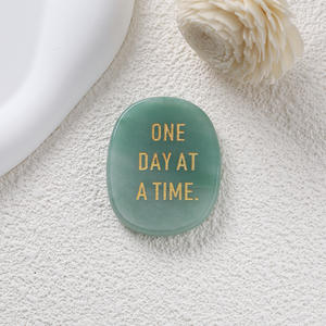 Piedra Semipreciosa de Ágata Natural Facetada Ovalada de 8mm Tallada 'Un Día a la Vez' en Forma de Palma, Piedra Calmante y Curativa - Product Image 4