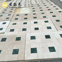 Carrelage de sol en pierre de calcaire beige personnalisé et incrusté de marbre vert, mosaïque géométrique de luxe en pierre