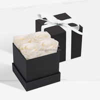 Boîte carrée multicolores en stock avec 4 roses naturelles conservées, rose éternelle, parfaite pour la Saint-Valentin et les anniversaires