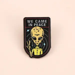 Shmik Science Fiction avec des lettres humoristiques NOUS SOMMES VENUS EN PAIX Émail Métal Drôle Épinglettes En Gros <span class=keywords><strong>Bijoux</strong></span> Cadeau - Product Image 1