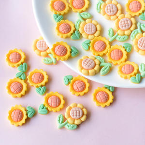 Jolies petites fleurs de tournesol en résine, accessoires de bijoux, ornements de voiture écologiques, matériaux de bricolage en gros - Product Image 5