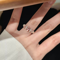 Bague pour femme en or rose, délicatement ornée d'une coquille ovale et d'un diamant rose de laboratoire, luxe et mode