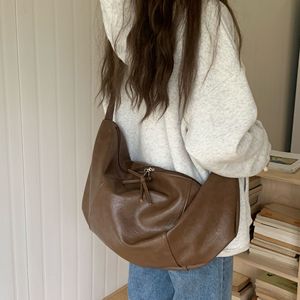 Sac à bandoulière pour femme en cuir souple grande capacité, style minimaliste, marron, noir, blanc, fermeture éclair, usage quotidien - Product Image 1