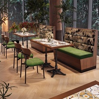 Ensemble de mobilier commercial pour restaurant : table et chaises de café, design moderne en bois massif et structure métallique, idéal pour hôtel