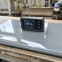 Durcisseur de peinture acrylique haute teneur en solides 2K à séchage rapide pour application par pulvérisation de peinture automobile, résistant aux UV