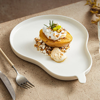 Assiette à dessert en porcelaine esthétique en forme de poire, créative et minimaliste, motif silhouette de fruit, en céramique écologique brillante, pour snacks, salades et fêtes