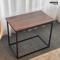 Table basse NORYA moderne en noyer massif avec structure de support géométrique distinctive pour salon, meubles en bois de noyer