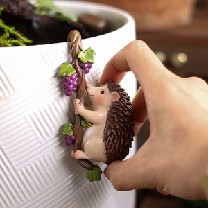 Listo para enviar: Colgador de macetas creativo con diseño de erizo trepador, adorno de resina con forma de animal y enredadera para macetas de suculentas - Product Image 2