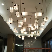 Lustre contemporain Senfey sur mesure avec abat-jour en verre LED, cadre en laiton, hauteur réglable, suspension multiple