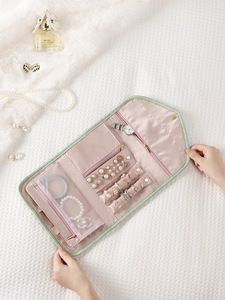 Pochette à bijoux au design matelassé tendance, qui ajoute une touche d'élégance à votre collection d'accessoires <span class=keywords><strong>tout</strong></span> en gardant les articles bien organisés - Product Image 5