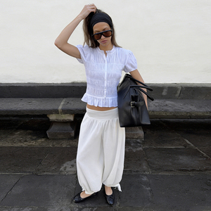 Cintura elástica, corte holgado, pantalones blancos estilo farol. Pantalones finos minimalistas informales de verano. - Product Image 2