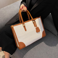Sac fourre-tout vintage à motif grain de pierre et empiècements contrastants, grand espace, porté main ou épaule, pour femme