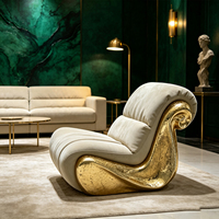 Canapé individuel de designer haut de gamme avec cadre sculptural doré et revêtement gris clair effet nuage pour la décoration intérieure